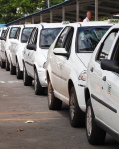 Prefeitura realiza licitação de 239 novas permissões de táxis para Goiânia