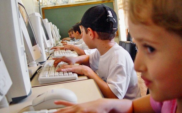 Cresce quantidade de crianças na internet no Brasil