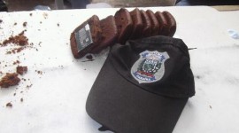 Homem tenta entrar em prisão com bateria de celular em biscoito
