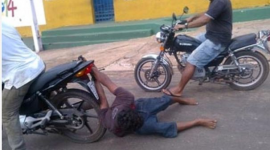 Ladrão é amarrado em uma moto e arrastado até a delegacia no interior do Maranhão