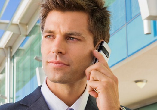 Para quem usa pouco, tarifas de celular caíram 35% este ano, diz estudo