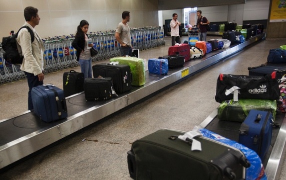 Exibir imagem de origem Resultado de imagem para Foto malas em desembarque de avião