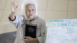 Aposentada goiana viaja o Brasil há 20 anos pregando o Evangelho nos aeroportos