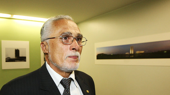 José Genoino condenado no mensalão volta à Câmara e herda gabinete ‘classe A’ de Rebelo