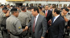 Governador Marconi Perillo entrega viaturas à polícia militar e promove policiais