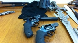 Polícia encontra em chácara no interior de Goiás arsenal com fuzil, espada e metralhadora