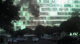 Prédio dos ministérios das Comunicações e dos Transportes pega fogo