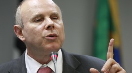 ‘Crise não bateu na porta da família brasileira’, diz Mantega
