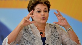Dilma rebate Aécio mais uma vez e diz que não faz política social ‘na canetada’