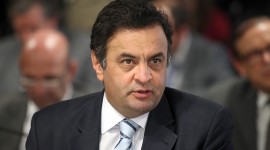 Em clima de campanha, Aécio diz que Dilma tirou os olhos de 2013