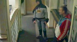 Homem vestido de Batman entrega suposto criminoso à polícia britânica