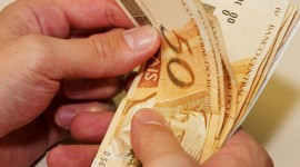 Governo prevê salário mínimo de R$ 719 para próximo ano