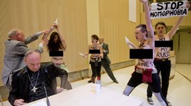 Ativistas feministas de topless jogam água em arcebispo em Bruxelas
