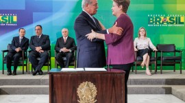Missão é tornar o Brasil um país mais moderno e eficiente, afirma Dilma em posse de ministro