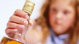 Senado avança na proposta que torna crime a venda de bebidas a menores