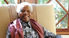 Nelson Mandela registra melhoras e recebe visita de parentes