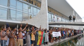 Índios deixam o Palácio do Planalto após protesto sobre demarcação de terras