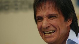 Presidente venezuelano ironiza na TV o processo de indenização que será movido por Roberto Carlos por uso indevido de sua música