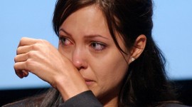 Angelina Jolie anuncia ter retirado seios para evitar câncer
