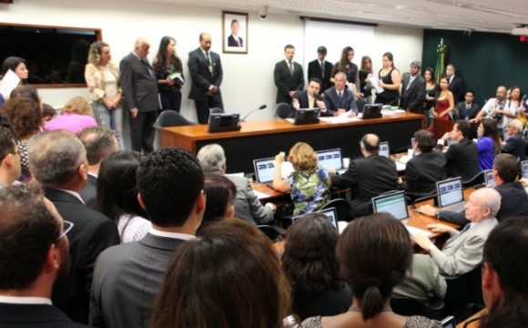 Pela terceira vez, Comissão de Direitos Humanos cancela votação de projeto sobre “cura gay”