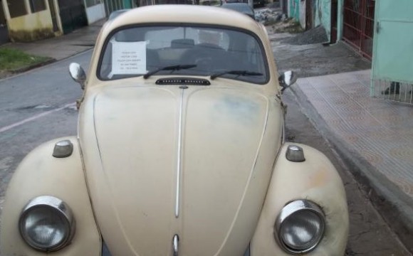 Ladrão rouba fusca 1975 e depois abandona o carro com bilhete de desculpa pelo crime