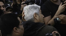 O jornalista Caco Barcellos é hostilizado por manifestantes em SP, quando fazia a cobertura do Profissão Repórter
