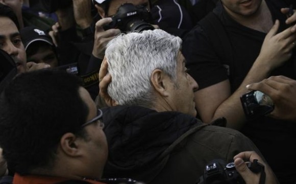 O jornalista Caco Barcellos é hostilizado por manifestantes em SP, quando fazia a cobertura do Profissão Repórter