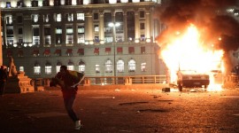 Veja Manifestantes em São Paulo ateiam fogo em carro da TV Record