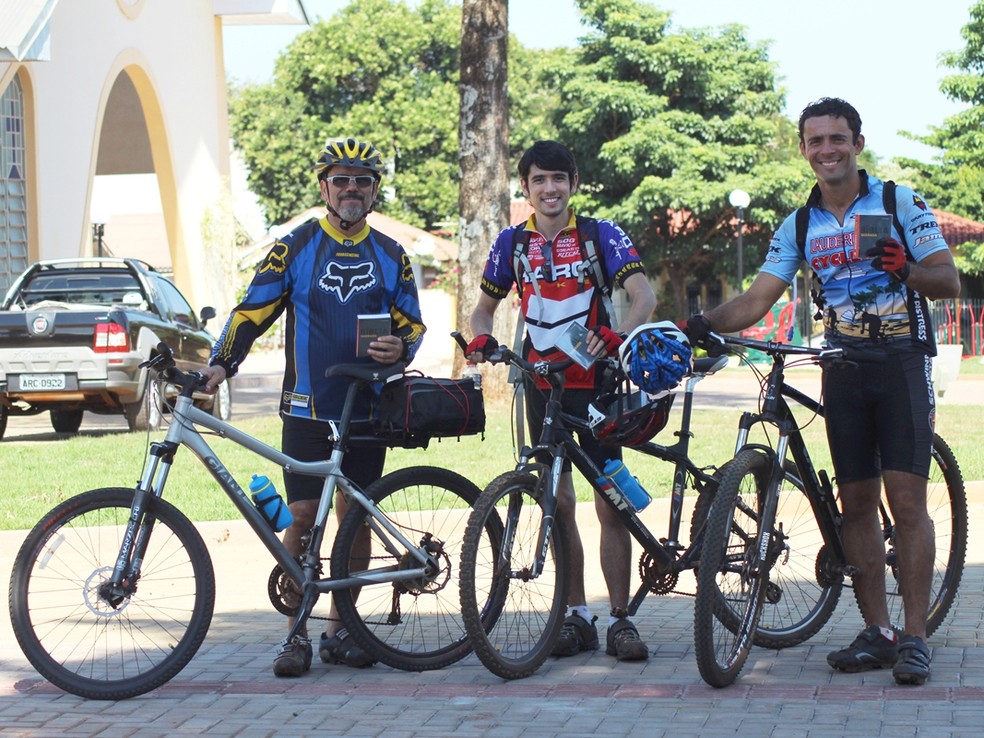 Missionários vão pedalar 200 km para distribuir mil Bíblias no Amapá