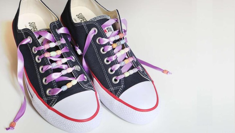 tênis com fita de cetim