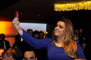 preta-gil-se-diverte-com-o-celular