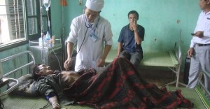 Médico examina Ho Van Thanh (deitado), 82, depois de ser encontrado em floresta na província de Quang Ngai, no Vietnã