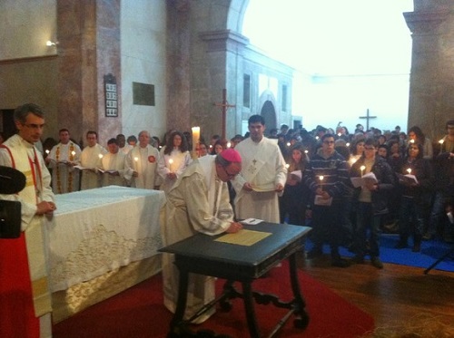 Momento das assinaturas: o patriarca de Lisboa, Manuel Clemente