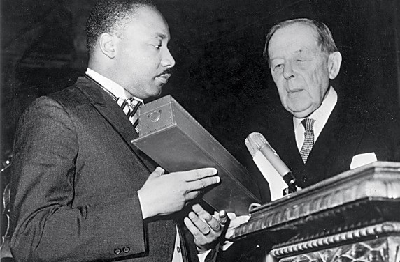 1964 Luther King recebe o Prêmio Nobel da Paz aos 35 anos.