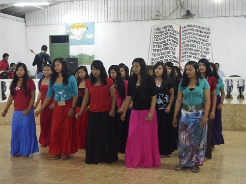 Dança em louvor a Jesus Cristo na aldeia Kumenê, em Oiapoque (Foto: Abinoan Santiago/G1)
