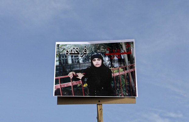 Imagem de Farkhunda é carregada em cartaz durante seu funeral em Cabu