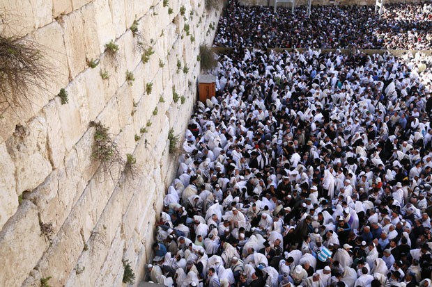 Fiéis judeus são vistos no Muro das Lamentações nesta segunda-feira (6) na comemoração do fim da Páscoa (Foto: Gali Tibbon/AFP)