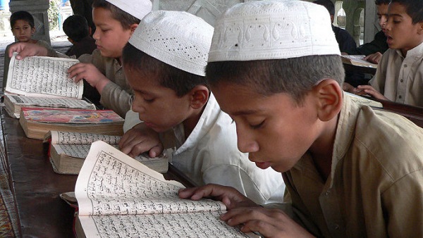 Crianças leem o Alcorão em mesquita da cidade de Jalalabad, no Afeganistão