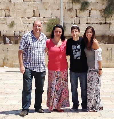 A educadora Sônia Gomberg e sua família em Israel